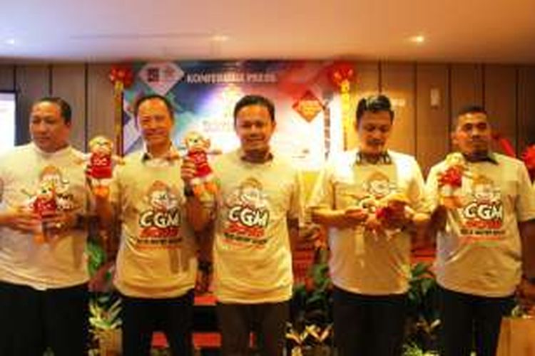 Panitia Cap Go Meh (CGM) Bogor Stret Festival 2016 bersama muspida Bogor, (kiri ke kanan) Ketua Pelaksana Arifin Himawan, Walikota Bogor Bima Arya, Kapolres Bogor Kota Andi Herindra, dan Dandim Letkol M. Albar. Mengenakan kaos dan memegang maskot Monyet Kecil (Mocil) tanda kesiapan Bogor mengadakan pesta budaya rakyat, pada konfrensi pers, Jumat (19/2/2016).