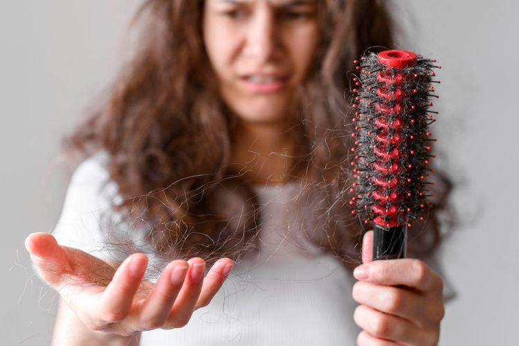 Kerontokan rambut yang dibiarkan berkepanjangan dapat menyebabkan masalah kebotakan.