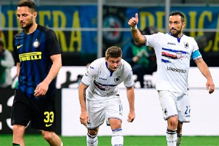 Penyerang Sampdoria, Fabio Quagliarella, merayakan gol kemenangan timnya atas Inter Milan pada pertandingan Serie A di Stadion Giuseppe Meazza, Senin (3/4/2017). 