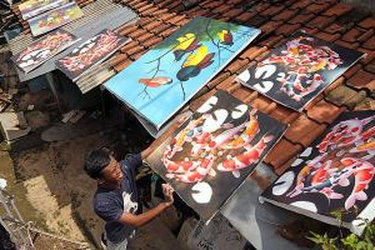 Perajin lukisan menjemur hasil kerjanya di  Kelurahan Jelekong, Kecamatan Baleendah, Kabupaten Bandung, Jawa Barat, Selasa (23/12/2014).