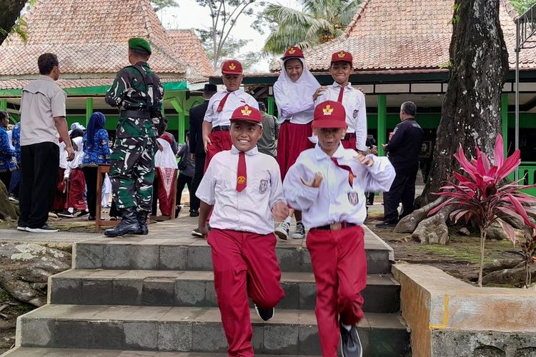 Peringatan Hari Pahlawan Nasional tahun 2025 berlangsung berbeda di Kabupaten Kulon Progo, Daerah Istimewa Yogyakarta. Pemerintah menggelar upacara di makam pahlawan nasional Nyi Ageng Serang pada Padukuhan Beku, Kalurahan Banjarharjo, Kapanewon Kalibawang, Daerah Istimewa Yogyakarta, Senin (10/11/2025). Ratusan anak sekolah juga datang untuk ziarah dan belajar tentang pahlawan nasional.
