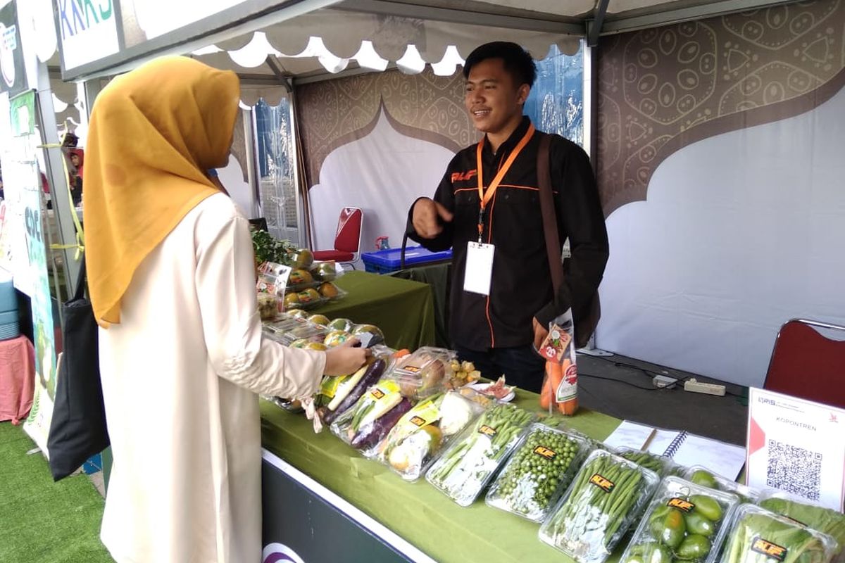 Aripudin, seorang santri agribisnis dan pengurus koperasi Kopontren Al Ittifaq dalam acada IIEFest di Bandung, Jumat (26/4/2019)