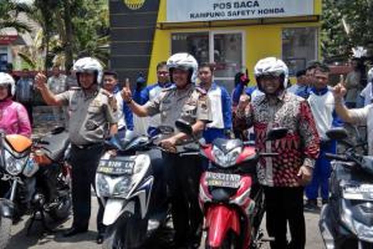 COO Astra Motor Octavianus Dwi (kanan), Pejabat Sementara Walikota Semarang Tavip Supriyanto (kedua dari kanan), Dirlantas Polda Jawa Tengah Kombes Pol Benyamin MM (tengah), Kapolrestabes Semarang Kombes Pol Burhanudin SIK MH (kedua dari kiri), serta Lurah Pandean Lamper Sri Indrawati SH (kiri) berkomitmen bersama untuk membudayakan keselamatan berkendara di sela acara Peresmian Kampung Safety Honda, Semarang (11/10)