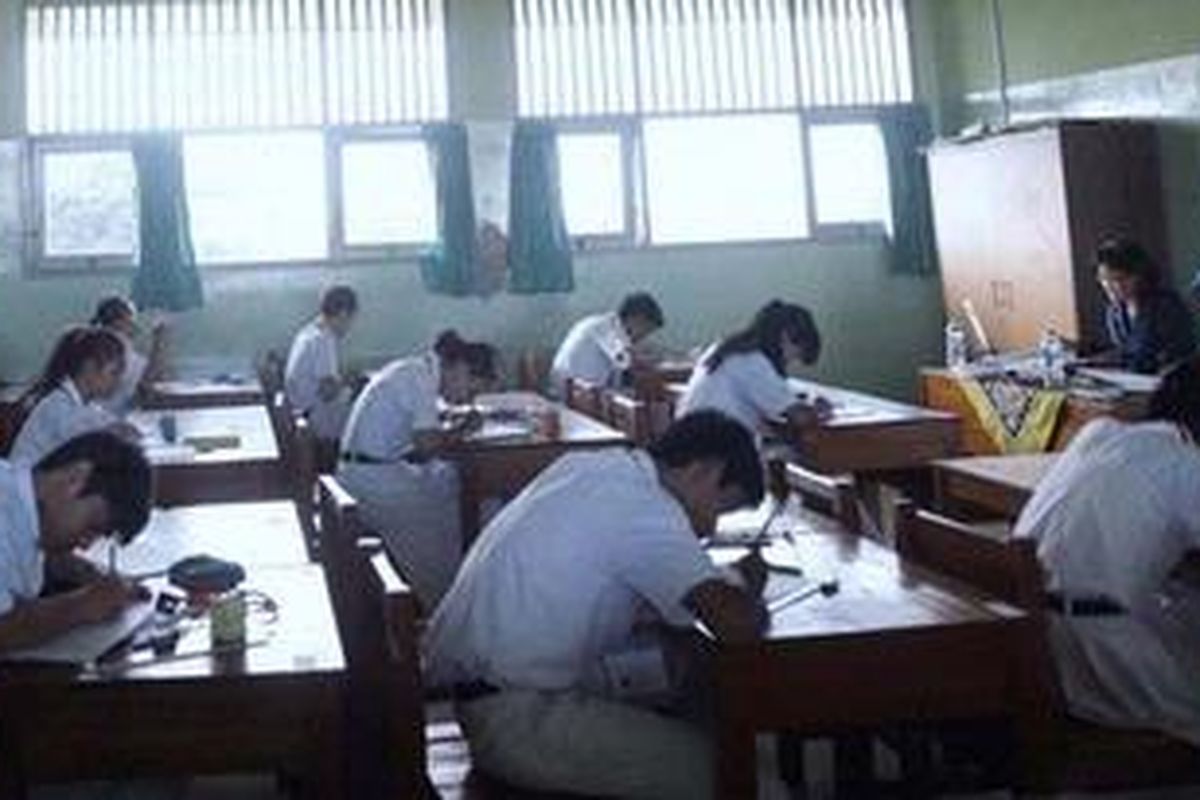 Siswa kelas XII  SMAN 108, Pesanggrahan, Jakarta Selatan,  mengikuti ujian nasional, Senin (15/4). Hari itu, ujian yang menjadi landasan untuk lulus SMA serentak dilaksanakan di Jakarta.
 
Kompas/Wisnu Widiantoro (NUT)
15-04-2013