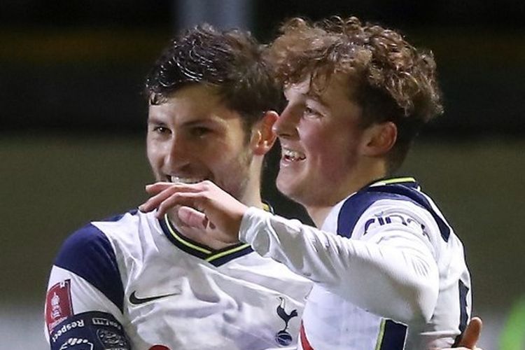 Alfie Devine (kanan) merayaka golnya bersama Ben Davies(kiri) pada laga putaran ketiga Piala FA yang mempertemukan Marine vs Tottenham Hotspur di The Marine Travel Arena, Minggu (10/1/2021) atau Senin dini hari WIB.