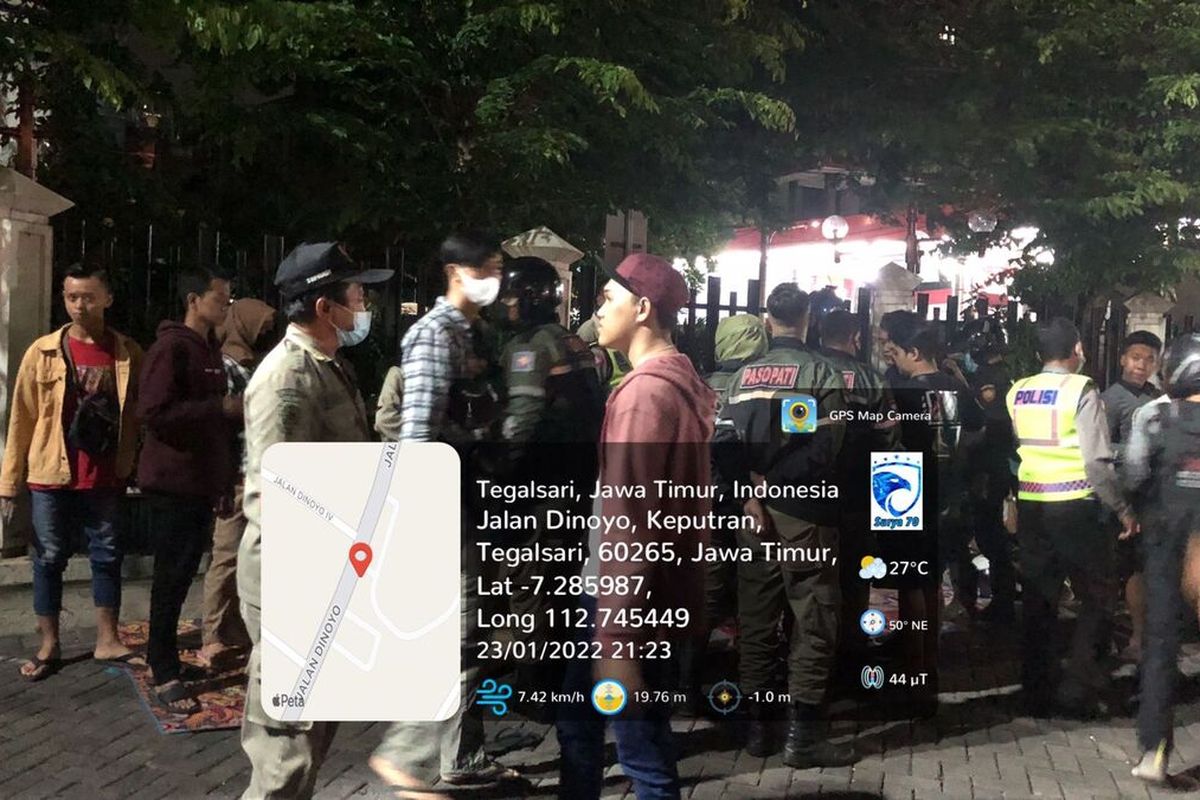 Sejumlah warga di sekitar Jalan Dinoyo, Surabaya, tepatnya di depan Gedung Keuangan Negara (GKN) II, digegerkan dengan aksi tawuran antar pemuda pada Minggu (23/1/2022) malam sekitar pukul 21.00 WIB.