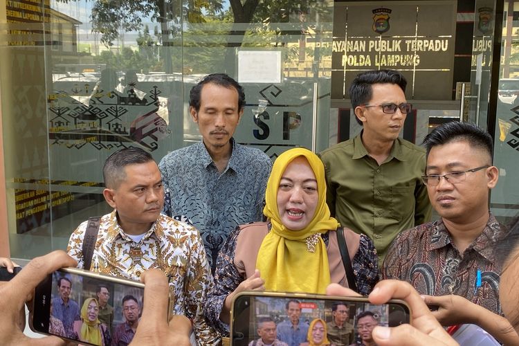 Wirna Wani, ibunda Pratama Wijaya Kusuma, mahasiswa Unila yang diduga tewas usai mengalami kekerasan saat diksar Mahepel usai melapor ke Polda Lampung, Selasa (3/6/2025).