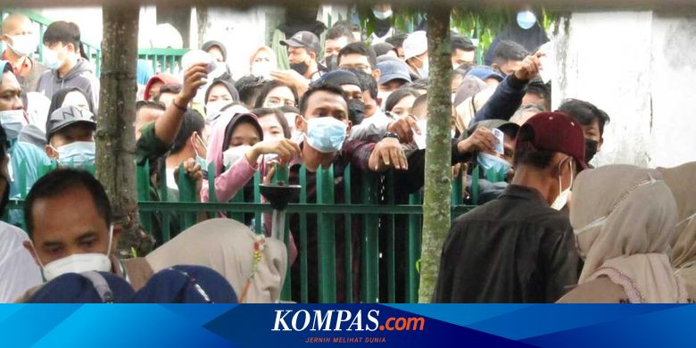Kerumunan Ribuan Warga Saat Vaksinasi Massal, Ini Kata Dinkes Lampung - Vimarsana News