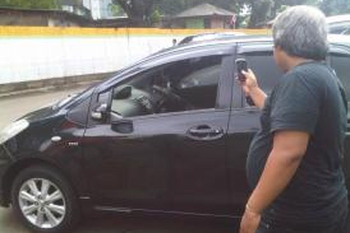 Salah satu mobil yang dipecah kacanya di Mapolda Metro Jaya, Rabu (27/11/2013)