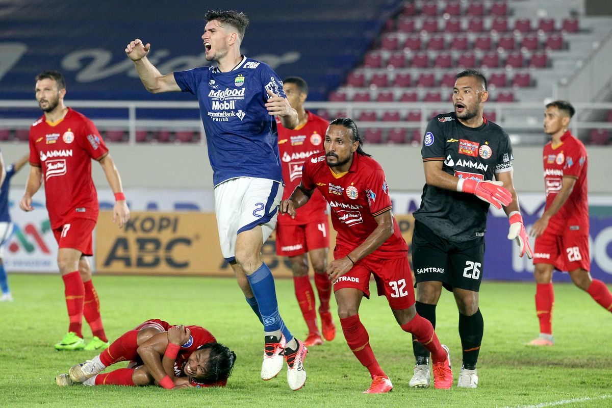 Pemain Persib Bandung Nick Kuipers kecewa gagal memenangkan duel dengan pemain Persija Jakarta pada pertandingan pekan 12 Liga 1 2021-2022 yang berakhir dengan skor 0-1 di Stadion Manahan, Solo, Sabtu (20/11/2021) malam.