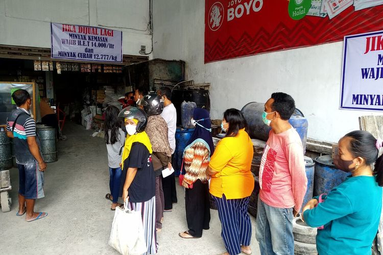 Puluhan warga mengantre pembelian minyak goreng kemasan di Toko Setia Kawan di Jalan Merdeka Barat, Kota Blitar, Kamis (24/2/2022)