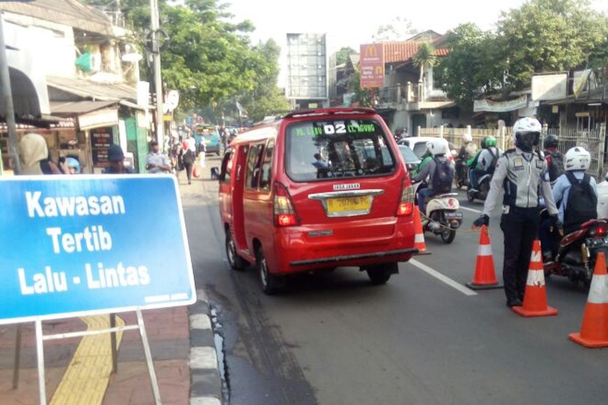 Suku Dinas Perhubungan Jakarta Selatan memasang traffic cone di Jalan Raya Lenteng Agung, depan Stasiun Lenteng Agung, Jakarta Selatan, Selasa (27/2/2018).