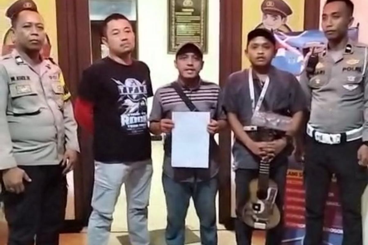 Pengamen berinisial A meminta maaf setelah sempat memaksa masuk ke dalam bus berisi wisatawan di wilayah Megamendung, Kabupaten Bogor. Dok Polsek