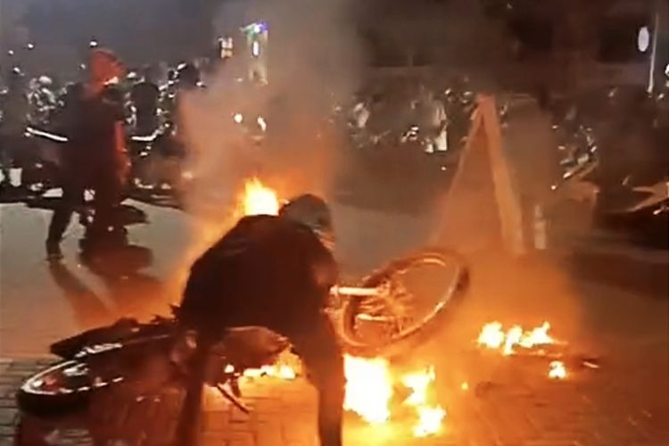 Motor Anggota Geng Dibakar Massa, Dipicu Aksi Acungkan Busur ke Ojol di Makassar