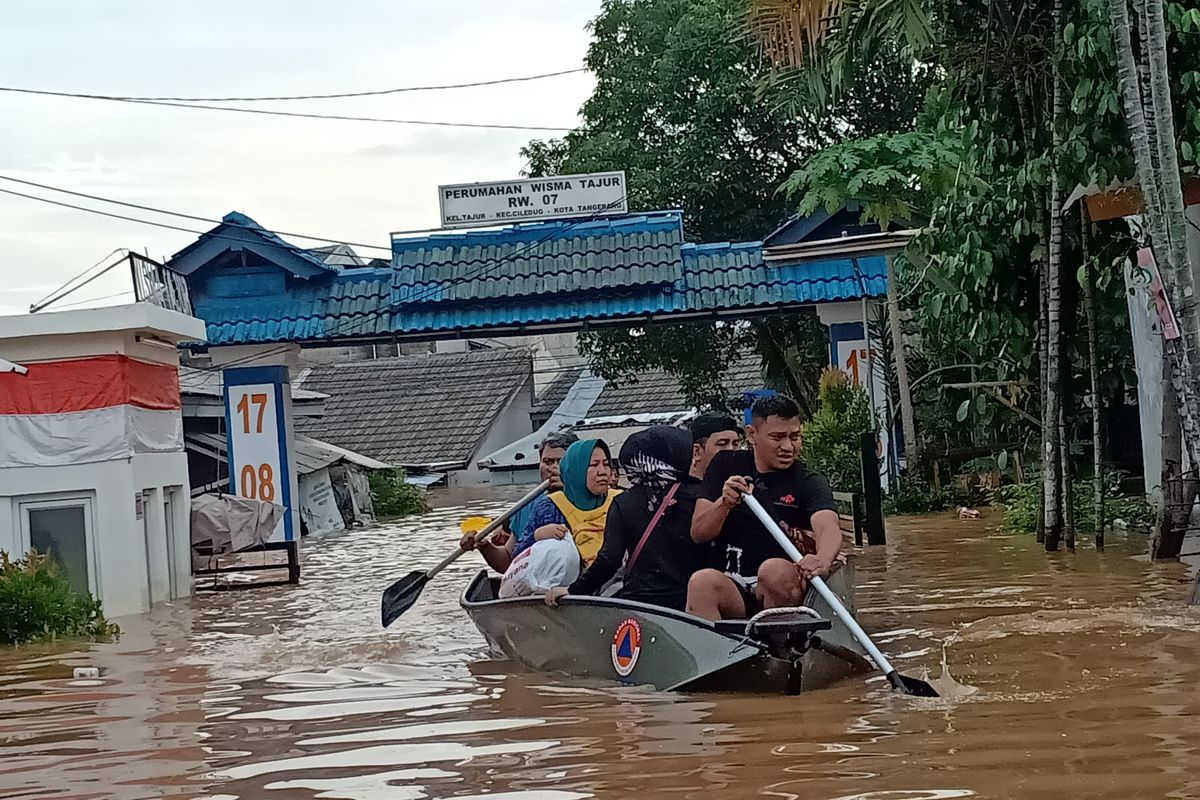 Perahu mesin dari Basarnas terlihat sedang mengevakuasi warga perumahan Wisma Tajur korban banjir