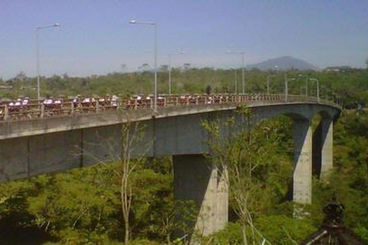 Peserta Kompas Bali Bike Lintasi Jembatan Bangkung, di Desa Plaga, Kecamatan Petang, Kabupaten Badung, Minggu (16/9/2012). Jembatan ini melintasi sungai Bangkung yang mengalir di Denpasar dari mata air Kintamani. Jembatan itu mempunyai panjang 360 meter, lebar 9,6 meter, dengan pilar tertinggi mencapai 71,14 meter, dan pondasi pilar 41 meter di bawah tanah.