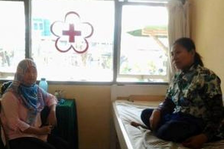 Erna Wati, terpaksa menjalani perawatan medis setelah mengalami gangguan kesehatan saat pelaksaan tes CPNSD di Kendari. Iapun gagal menjalani seleksi CPNSD yang digelar serentak, Minggu (3/11/2013)