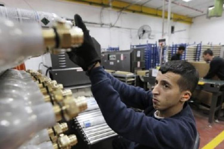 Seorang pekerja Palestina di pabrik SodaStream di Tepi Barat Maale Adumim. 