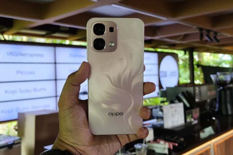 Punggung Oppo A6 Pro 5G dalam acara peluncuran Oppo A6 Pro di Inner Circle SCBD, Jakarta Selatan, Selasa (7/10/2025).