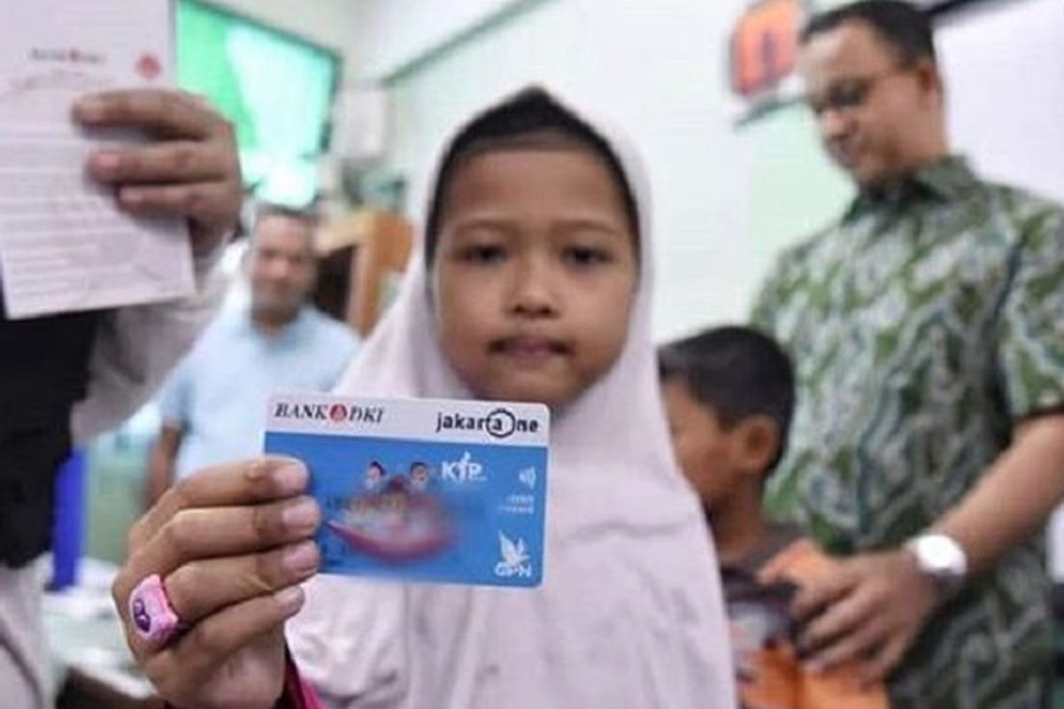 Seorang siswi tengah menunjukkan Kartu Jakarta Pintar (KJP) Plus