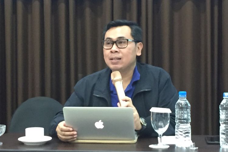 Stafsus Kemenkeu Yustinus Prastowo saat masih menjadi Direktur Eksekutif Center for Indonesia Taxation Analysis (CITA) di acara Media Gathering Direktorat Jenderal Pajak Kementerian Keuangan di Manado, Sulawesi Utara, Kamis (23/11/2017).