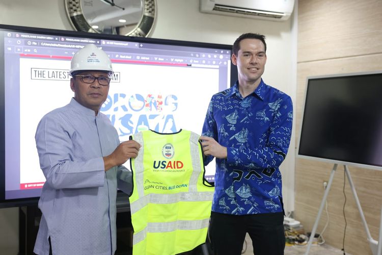 Walkot Makassar Danny Pomanto saat menerima kunjungan dari USAID dan CCBO di kediamannya yang berlokasi di Jalan Amirullah, Makassar, Jumat (19/8/2022).