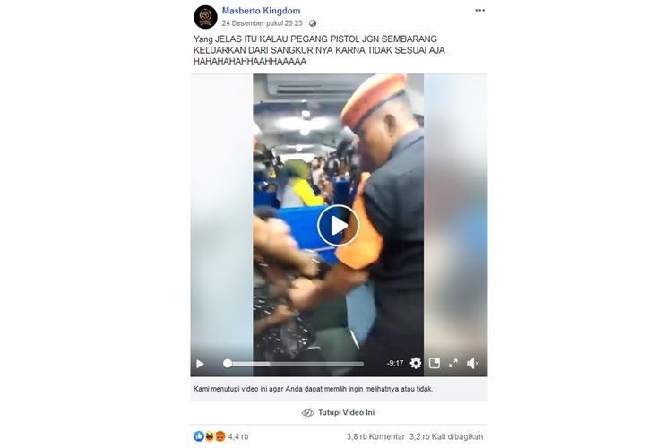 Tangkapan layar video viral petugas Polsuska disebut memaksa turun penumpang dengan pistol pada Jumat (8/11/2019).