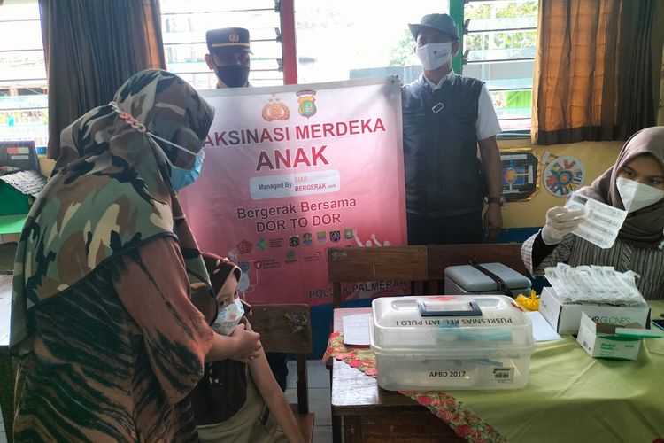 Vaksinasi Covid-19 untuk anak usia 6 hingga 11 tahun di Kecamatan Palmerah, Jakarta Barat, semakin dikejar dengan cara door to door atau dari pintu ke pintu.