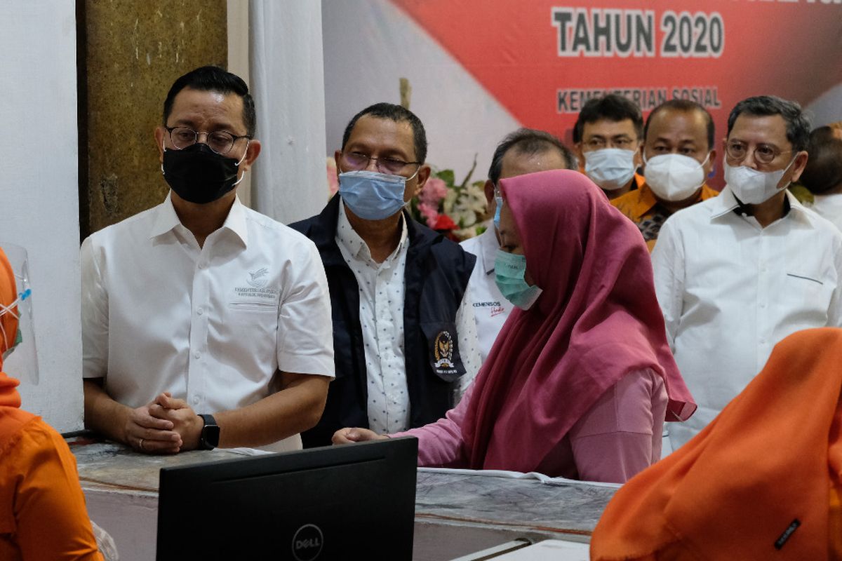 Penyaluran BST di Kota Medan, Sumatera Utara, Jumat (13/112020).
