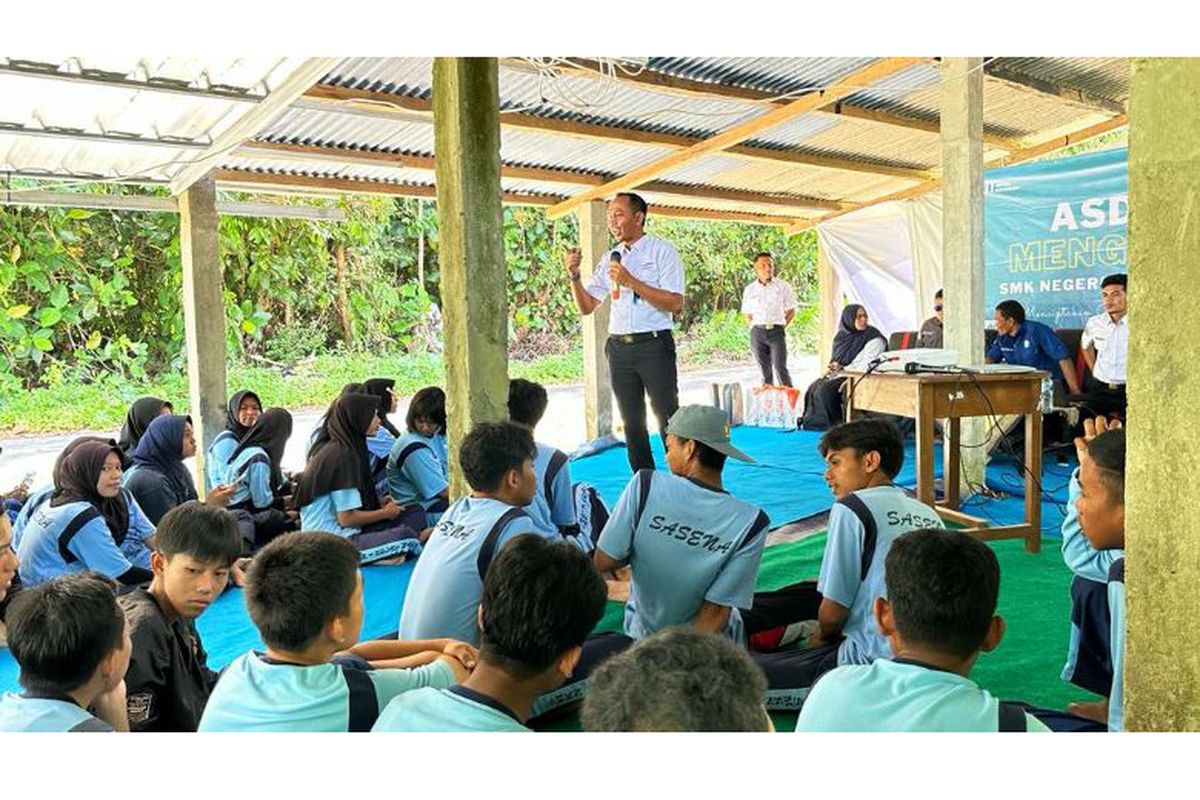 ASDP menggelar program TJSL, yakni ASDP Mengajar di SMKN 1 Selat Nasik, Kabupaten Belitung, Jumat (2/5/2023).