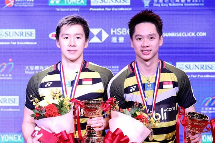 Kevin/Marcus naik podium juaraHong Kong Open 2018  setelah mengalahkan unggulan keempat dari Jepang, Takeshi Kamura/Keigo Sonoda, dengan relatif mudah, 21-13, 21-12.