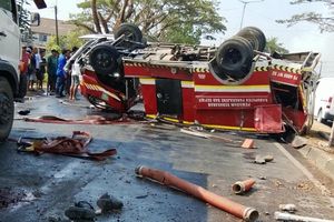 Detik-detik Damkar Pangkep Terbalik Saat Hindari Mobil, 2 Petugas Tewas