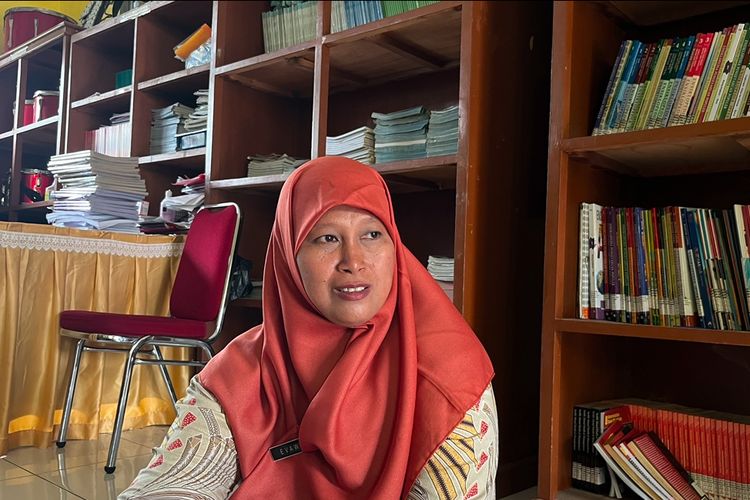 Penantian Berujung Senyum bagi Evawati, Guru Honorer di Padang Bertahan Belasan Tahun, Digaji Rp 140.000 Tiap Tiga Bulan