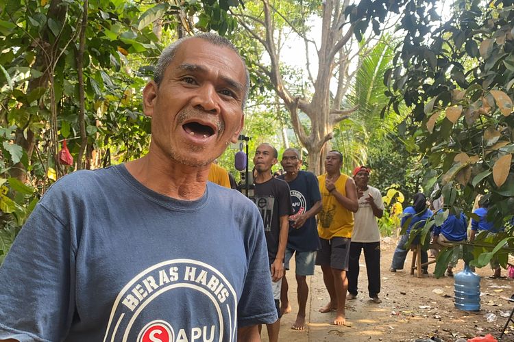 Kokon salah satu pria yang juga ketua Rt mengikuti joget ayam patuk ala Sadbor di aplikasi Tiktok, Kamis (24/10/2024).