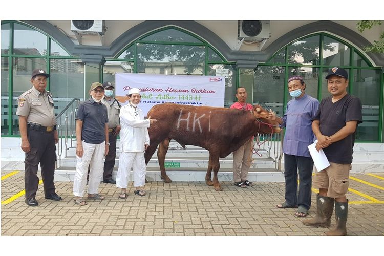 Penyaluran hewan kurban berupa sapi dari PT Hutama Karya Infrastruktur (HKI). 