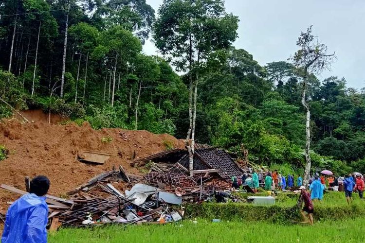 Kondisi rumah warga yang tertimbun longsor di Kabupaten Pesisir Barat, Minggu (13/11/2022). Tiga orang dari satu keluarga menjadi korban dalam bencana alam ini.