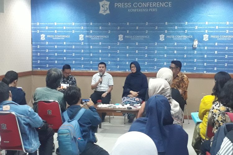 Kepala Dinas Kesehatan (Dinkes) Kota Surabaya, Febria Rachmanita, Ahli kedokteran nuklir RSUD dr Soetomo dr Stepanus Massora SpKN, dan Kabid Bangunan Gedung Dinas Perumahan Rakyat Kawasan Permukiman Cipta Karya dan Tata Ruang (DPRKP CKTR) Iman Krestian, saat jumpa pers tentang pembangunan kedokteran nuklir, di Kantor Humas Pemkot Surabaya, Rabu (23/10/2019).