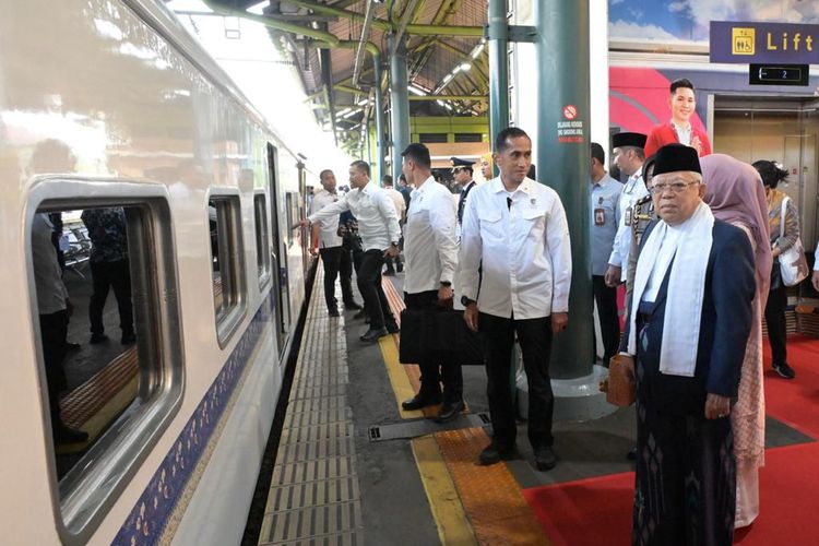 Wakil Presiden Ma'ruf Amin hendak menaiki kereta api di Stasiun Gambir, Jumat (25/8/2023), untuk melaksanakan kunjungan kerja ke Cirebon.