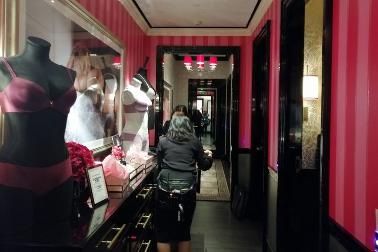 Suasana kamar pengukuran bra di full assortment store Victorias Secret di Grand Indonesia, Jakarta, Rabu (31/10/2018).
