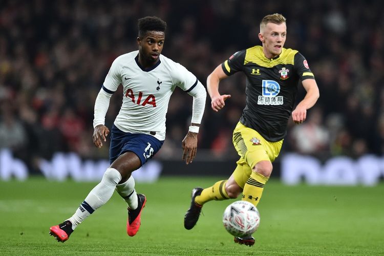 Gelandang Inggris Tottenham Hotspur Ryan Sessegnon (kiri) bersaing dengan gelandang Inggris Southampton James Ward-Prowse selama pertandingan replay putaran keempat Piala FA Inggris antara Tottenham Hotspur dan Southampton di Tottenham Hotspur Stadium di London, pada 5 Februari 2020.