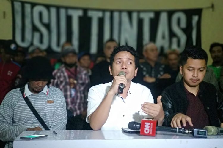 Andi Irfan (tengah) yang tergabung dalam Tim Pencari Fakta (TPF) Aremania menyampaikan hasil investigasinya terkait Tragedi Kanjuruhan 1 Oktober 2022 lalu di Gedung KNPI Malang, Jumat (14/10/2022) malam.