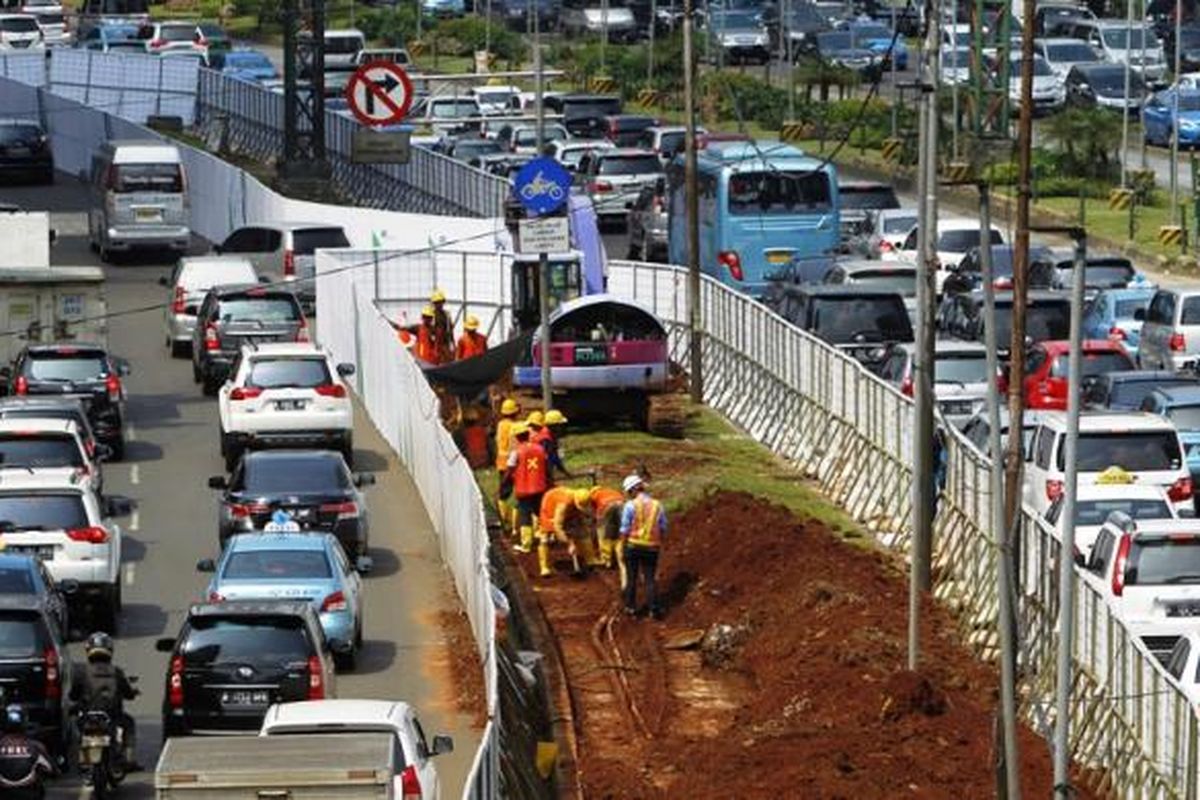 Kemacetan lalu lintas di sekitar proyek pembangunan Mass Rapid Transit (MRT) di Jalan Jenderal Sudirman, Jakarta, Kamis (13/2/2014). Proyek MRT dilakukan untuk menyelesaikan persoalan kemacetan di Jakarta.