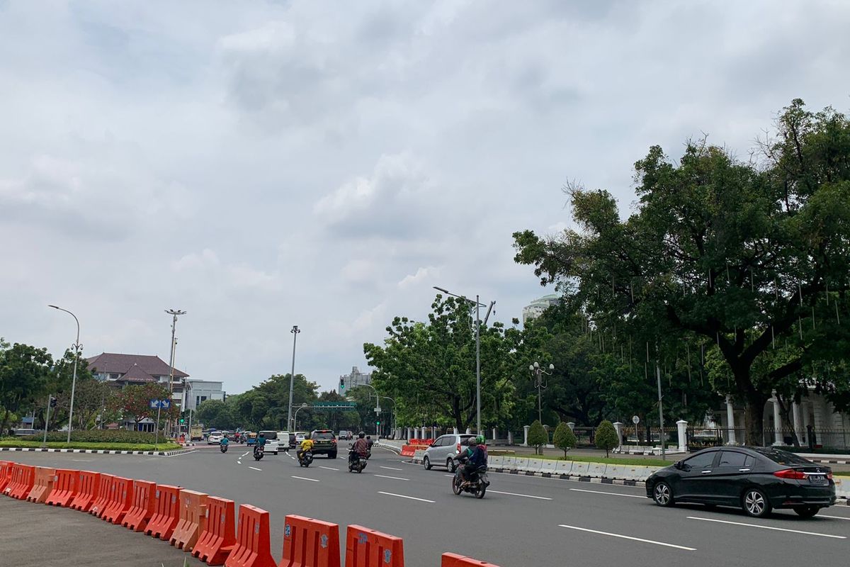 Kawasan Istana Merdeka, Gambir, Jakarta Pusat, berlangsung normal seperti biasanya meskipun adanya penangkapan seorang perempuan yang menodongkan senjata api jenis FN ke arah anggota Paspampres, Selasa (25/10/2022).