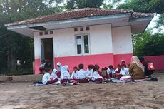 Ruang Kelas Ambruk, Murid SD di Cianjur Gelar Karpet Belajar di Lapang