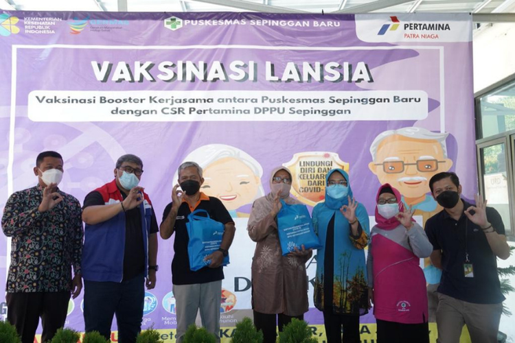 Pertamina DPPU Sepinggan melakukan program vaksinasi untuk lansia.