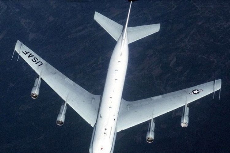 Foto tak bertanggal dari Angkatan Udara AS ini menunjukkan pesawat pengintai RC-135 terbang selama Operasi NATO Allied Force. Militer AS pada Kamis (29/12/2022) menyebut, jet tempur J-11 Angkatan Laut China dan pesawat RC-135 angkatan udara AS hampir bertabrakan di Laut China Selatan pekan lalu.