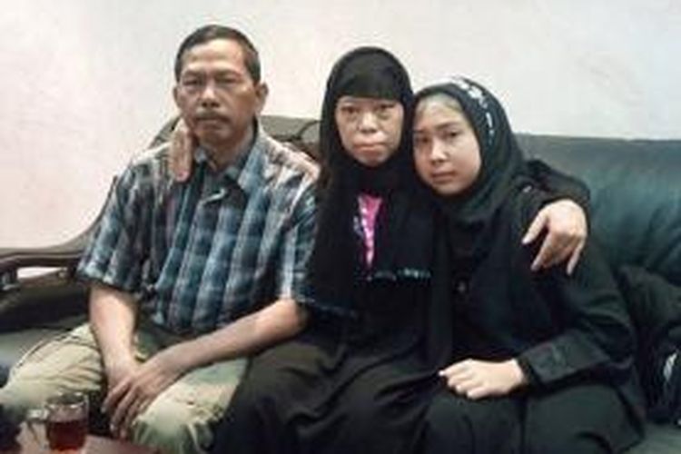 Satinah (41, tengah), tenaga kerja Indonesia asal Desa Kalisidi, Ungaran Barat, Kabupaten Semarang, Jawa Tengah, bersama kakaknya, Paeri (43), dan anaknya, Nur Afriana (20), yang berkunjung ke penjara Buraidah.