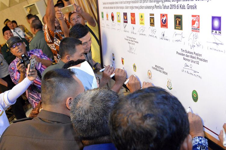 Para Ketua Parpol yang ada di Gresik saat menandatangani deklarasi Pemilu damai, Kamis (11/10/2018)