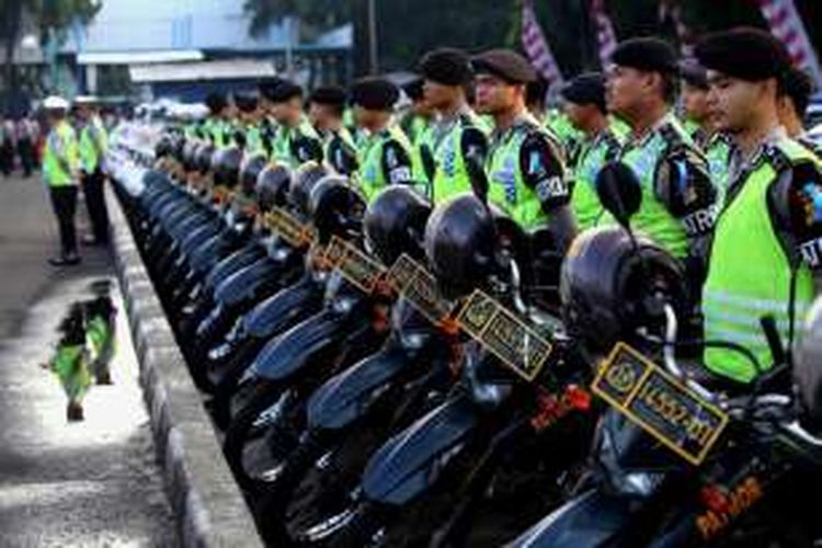 Upacara gelar pasukan Operasi Ramadniya 2016 di lapangan Polda Metro Jaya, Jakarta, Kamis (30/6/2016). Operasi gabungan TNI, Polri, dan instansi terkait lainnya tersebut untuk pengamanan perayaan Idul Fitri 1437 H termasuk arus mudik dan balik Lebaran.