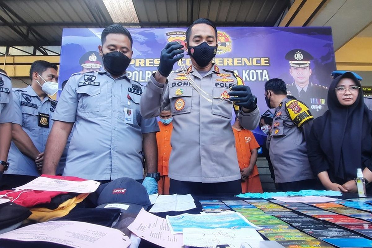 Kapolresta Tasikmalaya AKBP Doni Hermawan, menunjukkan beberapa barang bukti dan tersangka pembobol ATM di Tasikmalaya, Kamis (15/4/2021).